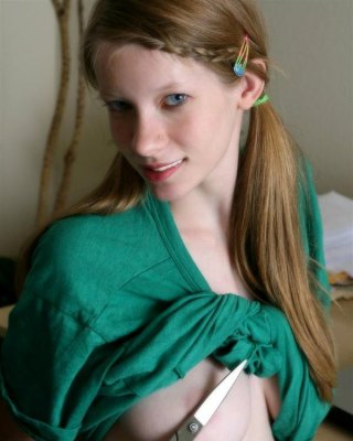 Bilder von Teenager-Model Mandi Collins necken an ihrem Schreibtisch
 #59196204