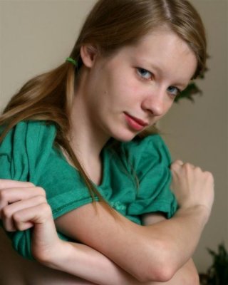 Bilder von Teenager-Model Mandi Collins necken an ihrem Schreibtisch
 #59196216