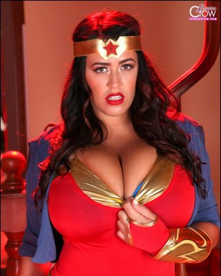 Leanne Crow Dresses Up As A Busty Wonder Woman