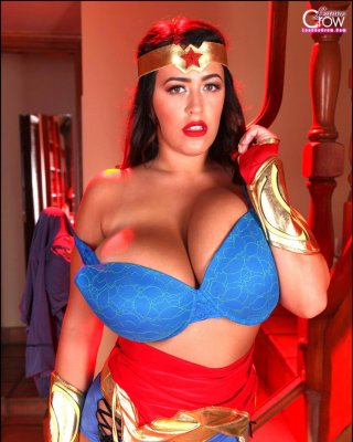 Leanne Crow Dresses Up As A Busty Wonder Woman