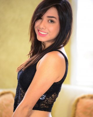 Zoe martinezがジーンズを脱いで、彼女のすべての自然な体に黒のブラジャーとパンティーを明らかにします。
 #60205259