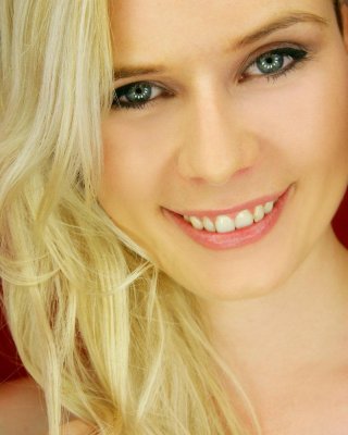 Blonde Schönheit lynn kross zieht sich schwarze Strümpfe an und spreizt ihre Beine
 #60913339