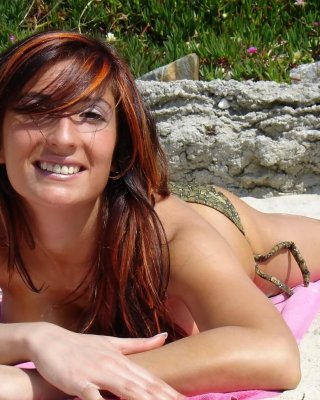 Bilder von nayara blue fangen einige Strahlen am Strand
 #59731247
