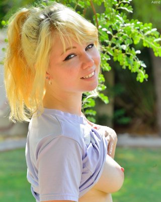 Blonde Teenie-Astrid macht draußen nackte Radschläge in "flexible striptease"
 #60426655