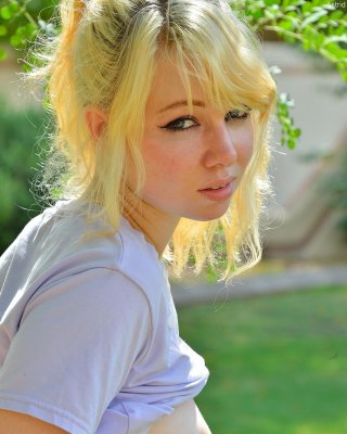 Blonde Teenie-Astrid macht draußen nackte Radschläge in "flexible striptease"
 #60426660