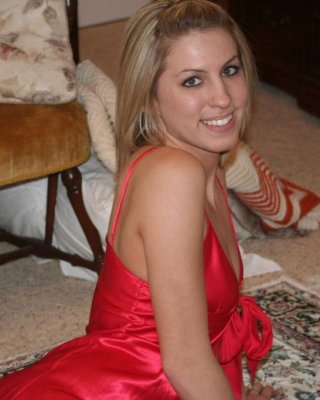 Blonde babe gnd becky Streifen aus ihrem roten Dessous auf dem Boden
 #59124210