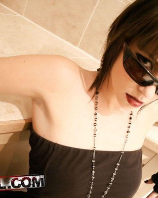 Bilder von teen punk jessika rocking out auf der Toilette
 #60763660