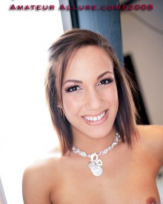 Teen Hottie posiert, saugt Schwanz und isst Sperma
 #55957454