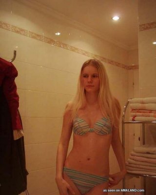 ホットなガールフレンドがカメラで裸になる写真
 #60923733