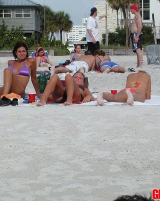 Bilder von heißen Bikini-Teens, die von der Kamera erwischt werden
 #60500333