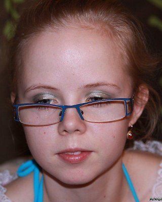 Bilder von teen cutie angie spielt mit ihrem Laptop
 #53195799