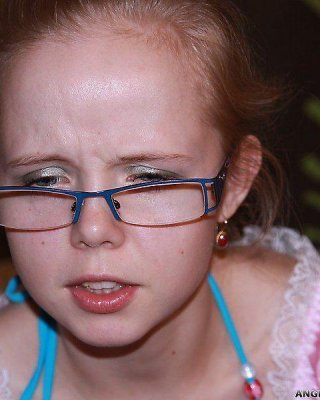 Bilder von teen cutie angie spielt mit ihrem Laptop
 #53195833