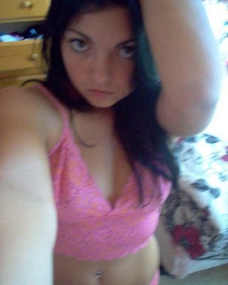 Bilder von einem brünetten Teenager, der Bilder von sich selbst macht
 #60716318