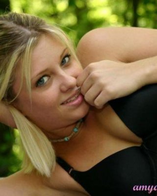 Collegegirl draußen in Regenbogenhöschen
 #53107948