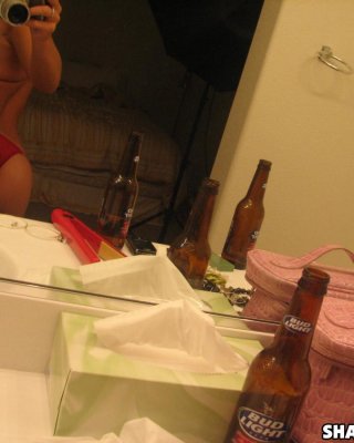Busty gf nimmt selfshot Spiegel Bilder von ihren riesigen Titten und perfekten Arsch
 #60787966