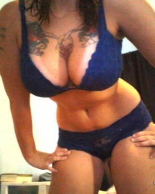 Freche, vollbusige Babes zeigen ihre großen, saftigen Titten
 #60474905
