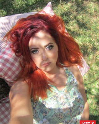 La hermosa pelirroja lucy v se despoja de su top floral para mostrar sus grandes tetas
 #59129558