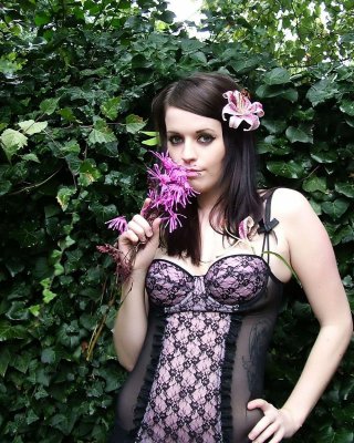 Bilder von punk teen betty zeigt ihre Schönheit im Garten
 #60764006