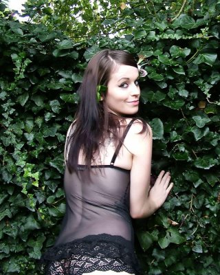 Bilder von punk teen betty zeigt ihre Schönheit im Garten
 #60764037