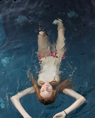 Hot Teen Reese Berkman hat etwas Spaß im Pool
 #60939430