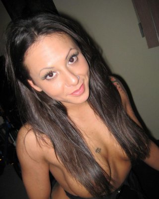 Fotos de una chica joven caliente con tatuajes sexy
 #60505464