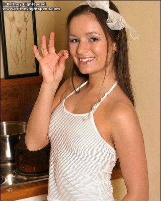 Bilder von teen hottie britney lightspeed zeigt ihre Titten
 #60086308