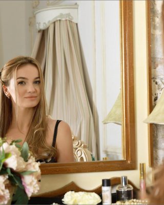 Mpl studios präsentiert nicole may in "double take"
 #60629130