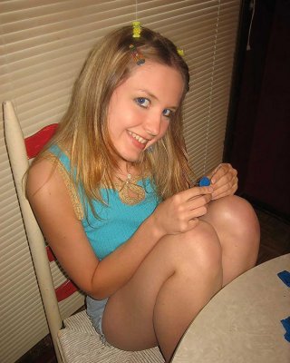 Cute petite teen shelby Streifen nackt, nachdem sie spielt mit Play-doh
 #58761107