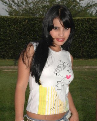 Bilder von Latin Girl Johanna, die ihren runden Arsch vor der Kamera spreizt
 #60738845