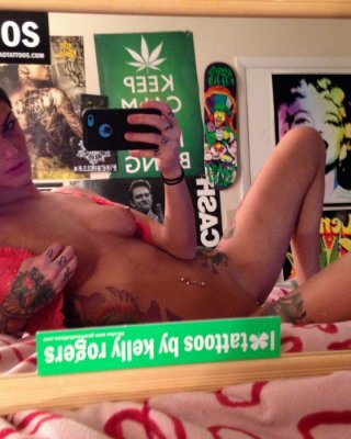 Das brünette Alt-Girl Dylan macht Selfies von sich beim Stopfen ihrer Löcher zu Hause
 #60777334