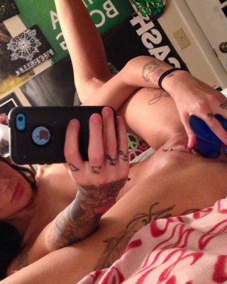 Das brünette Alt-Girl Dylan macht Selfies von sich beim Stopfen ihrer Löcher zu Hause
 #60777633