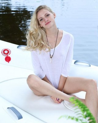 Wunderschöne blonde Studentin Monique lädt Sie auf eine magische Bootsfahrt ein
 #59621487