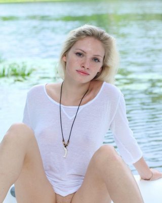 Wunderschöne blonde Studentin Monique lädt Sie auf eine magische Bootsfahrt ein
 #59621530
