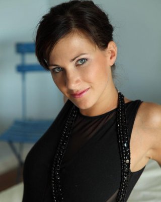 Schönes Mädchen lauren Spitze Streifen nackt für Sie im Bett
 #58851277