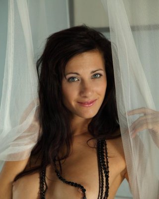 Schönes Mädchen lauren Spitze Streifen nackt für Sie im Bett
 #58851364