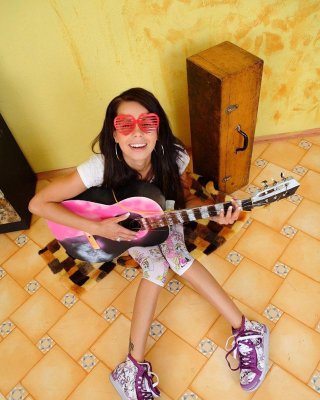 Bilder von Teenie Kiki 18, die etwas Hartes streichelt
 #58734302