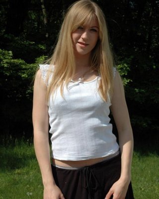 Bilder von kiss kristin draußen in ihrem BH und Höschen
 #58757384