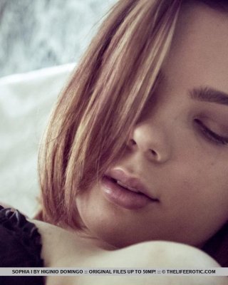 Schönes Mädchen sophia i spielt mit ihrer nassen Muschi in schwarzen Dessous
 #60859672