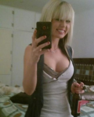 Unverblümte Bilder von Teenager-Mädchen diddylicious, die einen Schwanz neckt
 #54054891