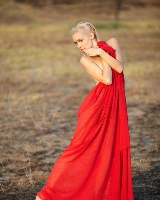 Schöne blonde teen aljena a trägt nur ihre Zöpfe draußen
 #53028539