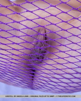Blonde Schönheit kristell spreizt ihre Beine in einem Netz in "risque"
 #60855718