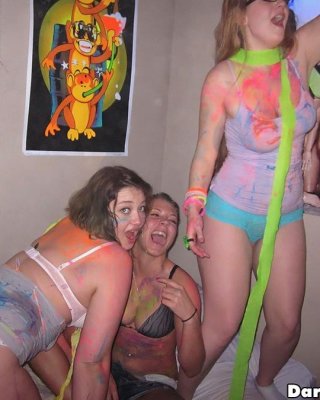 Geile College-Mädchen werden auf einer Party wild
 #60335829