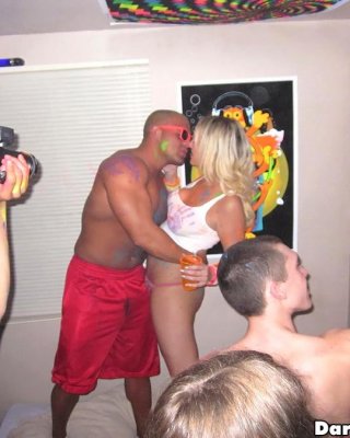 Geile College-Mädchen werden auf einer Party wild
 #60335847
