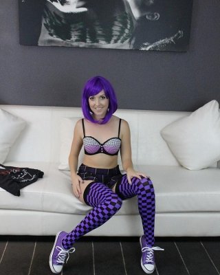 Punkerin Shaye Rivers strippt für Sie in einer lila Perücke
 #53604095