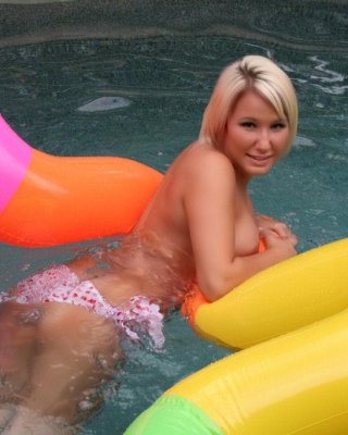 Bilder von jayda brook geht nackt schwimmen
 #55169552