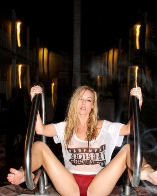 美しいブロンドのKayden krossは、彼女のホットなボディを示しています。
 #58166873