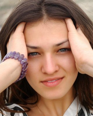 Bilder von Teenager-Mädchen sofi a immer nass in einem schieren grünen Top
 #59980747
