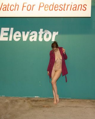Heißes College-Mädchen Elizabeth Marxs strippt nackt in der Öffentlichkeit
 #60940039