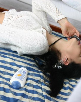 Katie fey oben ohne im Bett
 #58146565