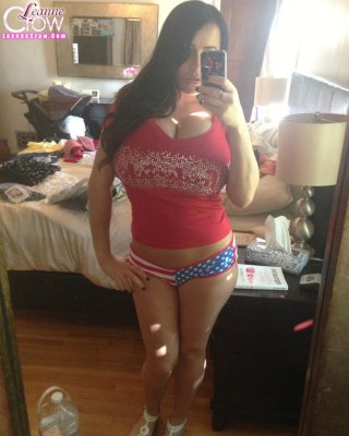 Busty brunette babe leanne crow teilt einige selfies und candids
 #58874169